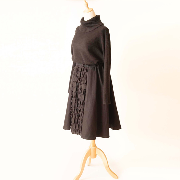 フリルのスカート　黒　ミディアム丈 2枚目の画像