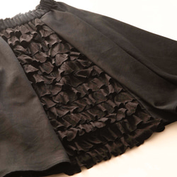 フリルのスカート　黒　ミディアム丈 6枚目の画像
