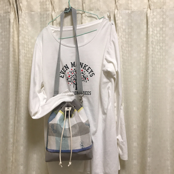 ミナペルホネン 巾着ショルダーバッグ　カラフルチェックchoucho 3枚目の画像