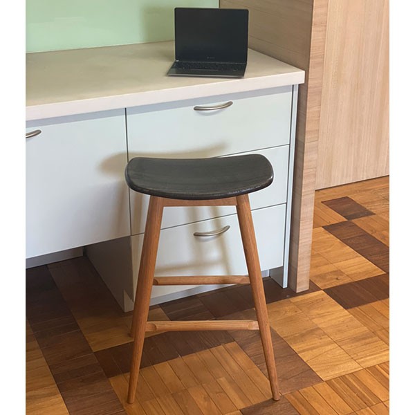 桐座面で温かい　ゆったり座面サイズ　ハイスツール