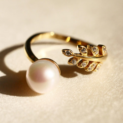 【新色】あこや真珠 と ジルコニア の 葉っぱのリング《ゴールドカラー》 オープンリング【保証書付】 6枚目の画像