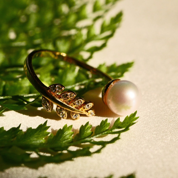 【新色】あこや真珠 と ジルコニア の 葉っぱのリング《ゴールドカラー》 オープンリング【保証書付】 3枚目の画像