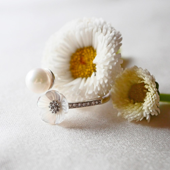 【送料無料】あこや真珠 白い野の花 と 蕾のリング サイズフリー SV925 オープンリング 10枚目の画像