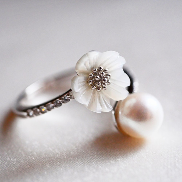 【送料無料】あこや真珠 白い野の花 と 蕾のリング サイズフリー SV925 オープンリング 5枚目の画像