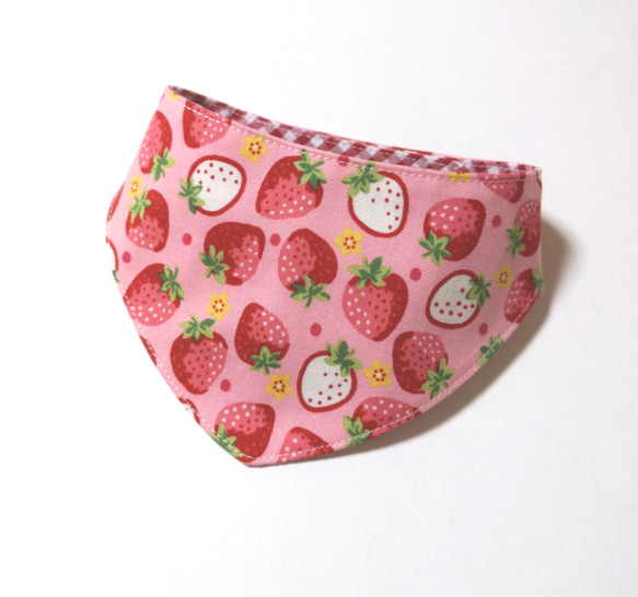 いちごミルク色 いちご柄 赤いギンガムチェック 犬用 バンダナ オプションで お名前タグ付きや クールバンダナ に変更可 2枚目の画像