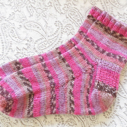 手編みのほっこりあったかショート丈ソックス　バンブーヤーン混　ピンク系 1枚目の画像
