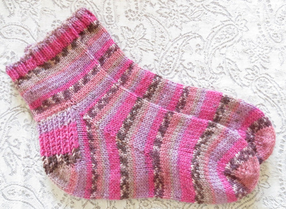 手編みのほっこりあったかショート丈ソックス　バンブーヤーン混　ピンク系 2枚目の画像
