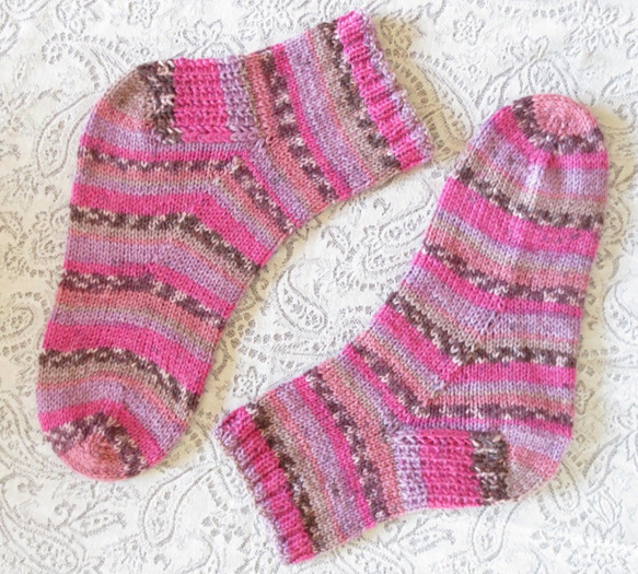 手編みのほっこりあったかショート丈ソックス　バンブーヤーン混　ピンク系 4枚目の画像