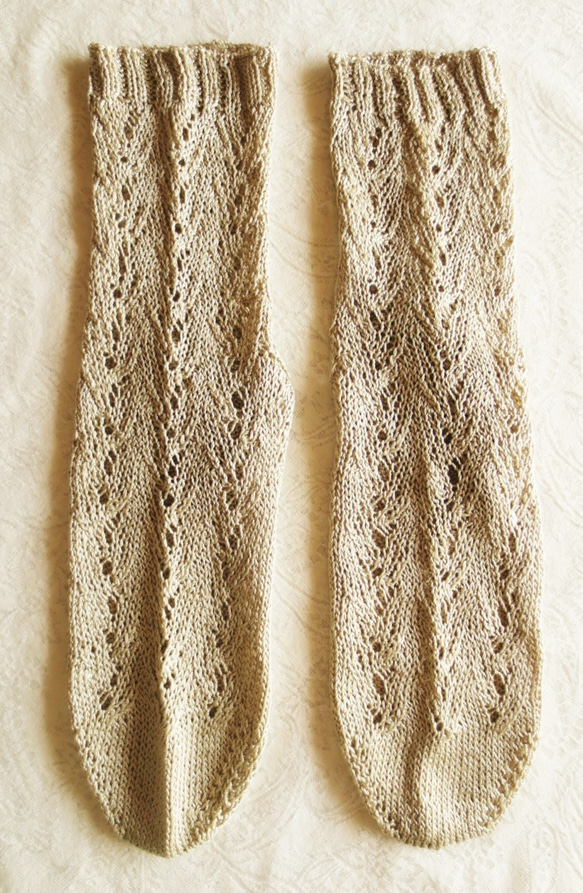 手編みのレース編み靴下　シルク100%　サンドベージュ 3枚目の画像
