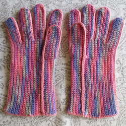 五本指手袋　かぎ針編み　ピンク～パープル色のグラデーション 2枚目の画像