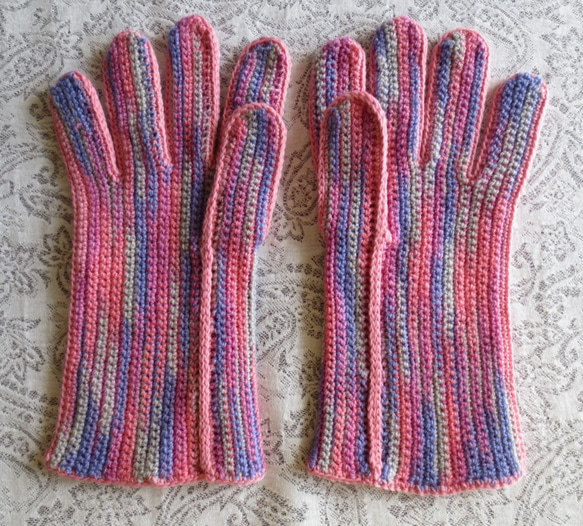 五本指手袋　かぎ針編み　ピンク～パープル色のグラデーション 2枚目の画像