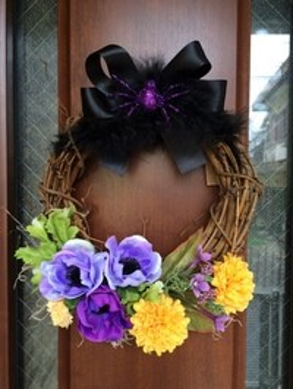 No.wreath-14141/★花/玄関リース★/アートフラワー・ハロウィンリース25cm/アネモネ＆スパイダー 2枚目の画像