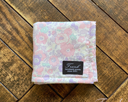 左側　リバティ　ハーフハンカチ☆ベッツィ リバティハンカチ ベッツィー | イオンスタイルオンライン 衣料品