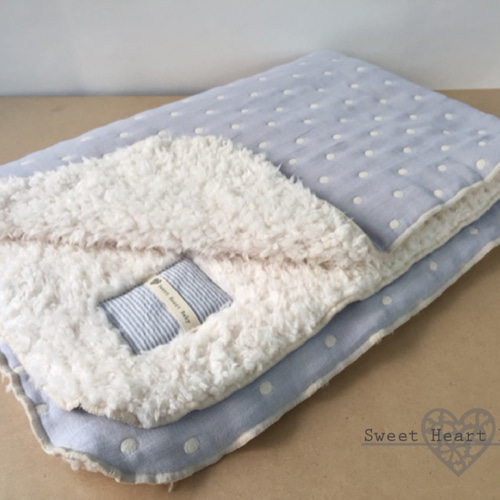 あったかボア＋6重ガーゼのブランケット（パウダーブルー水玉柄  