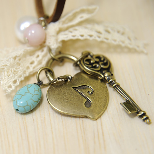 BIJOUX CASCIO ヴィンテージブローチ　カラフルな鍵デザイン BIJOUX CASCIO ヴィンテージブローチ カラフルな鍵デザイン