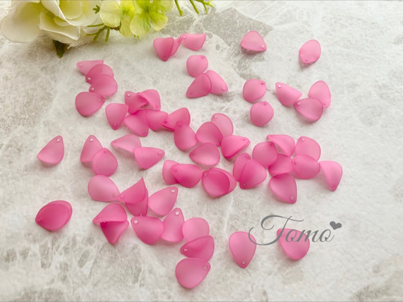 【50個】ピンク  花びら  シーグラス  すりガラス  アクリルパーツ  しずく  16mm♡ #32520 2枚目の画像