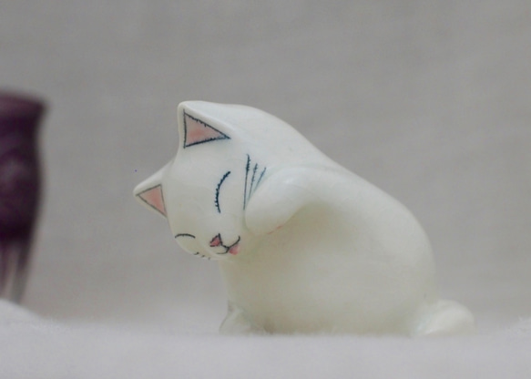 陶ネコシリーズ　「毛づくろい」白ネコ 1枚目の画像
