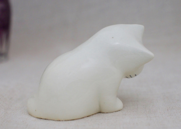 陶ネコシリーズ　「毛づくろい」白ネコ 4枚目の画像