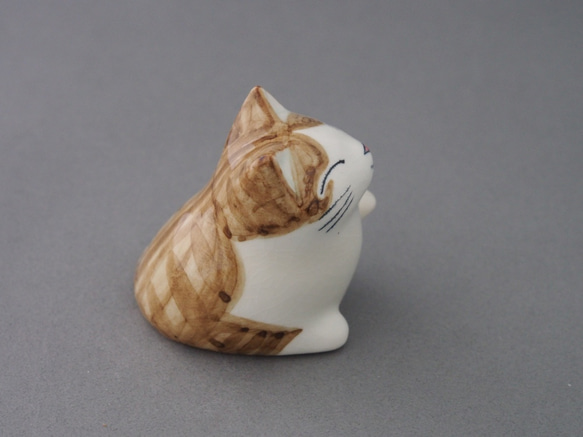 陶ネコシリーズ「ちびネコ」　片手上げ　茶ハチワレ 4枚目の画像