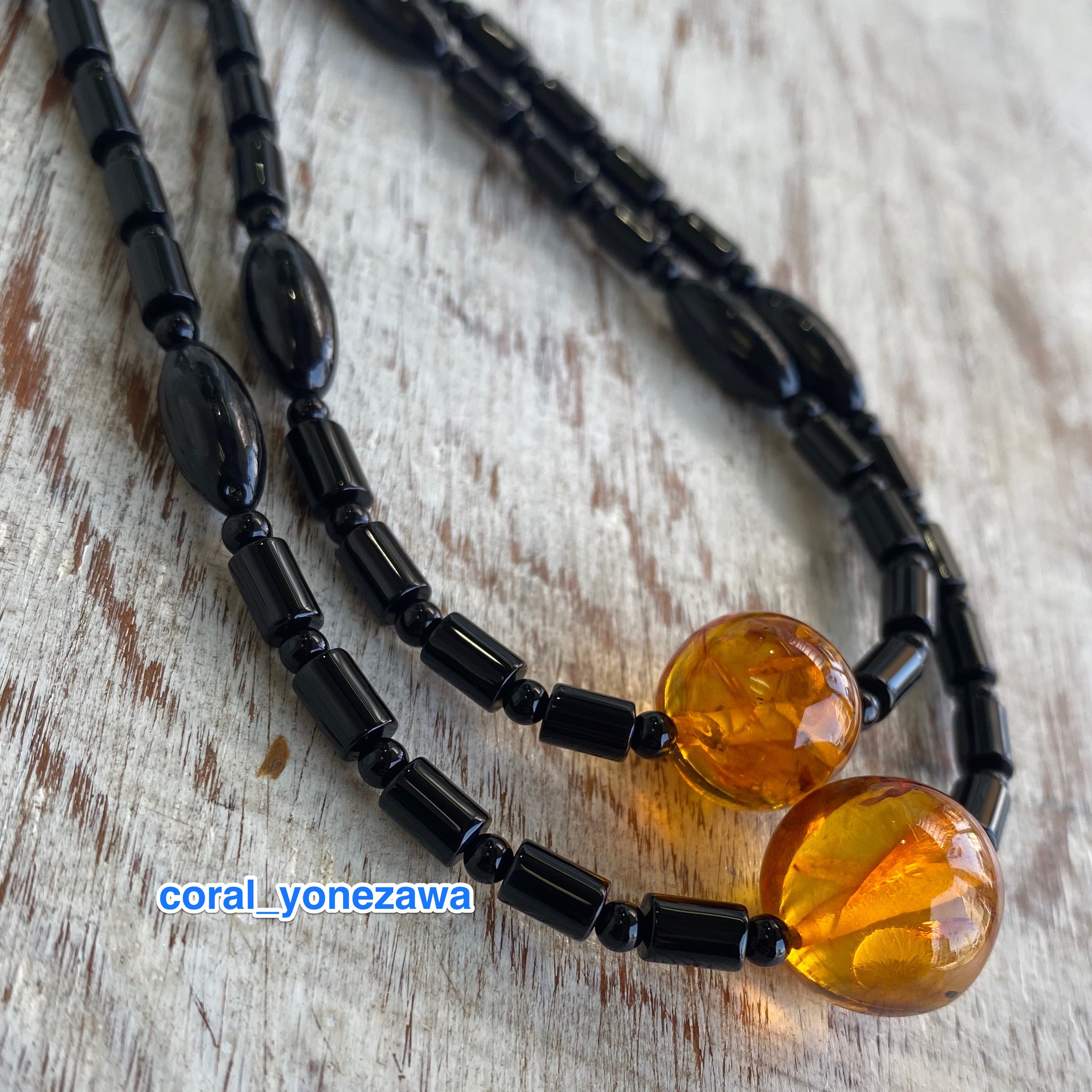 【一品物】琥珀浪漫が映える…漆黒の天然素材〜オニキス＆黒珊瑚〜