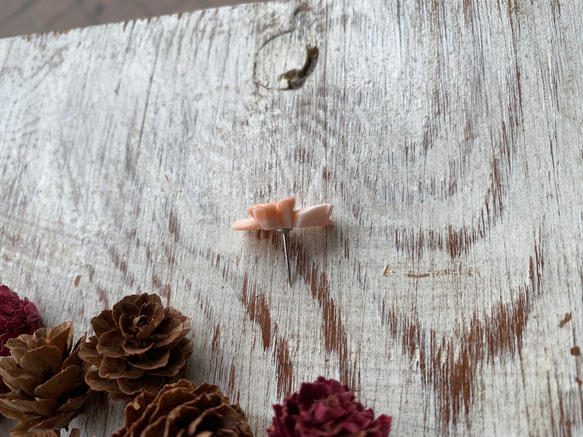 胸元に咲く花…珊瑚彫刻【ピンタック】 3枚目の画像