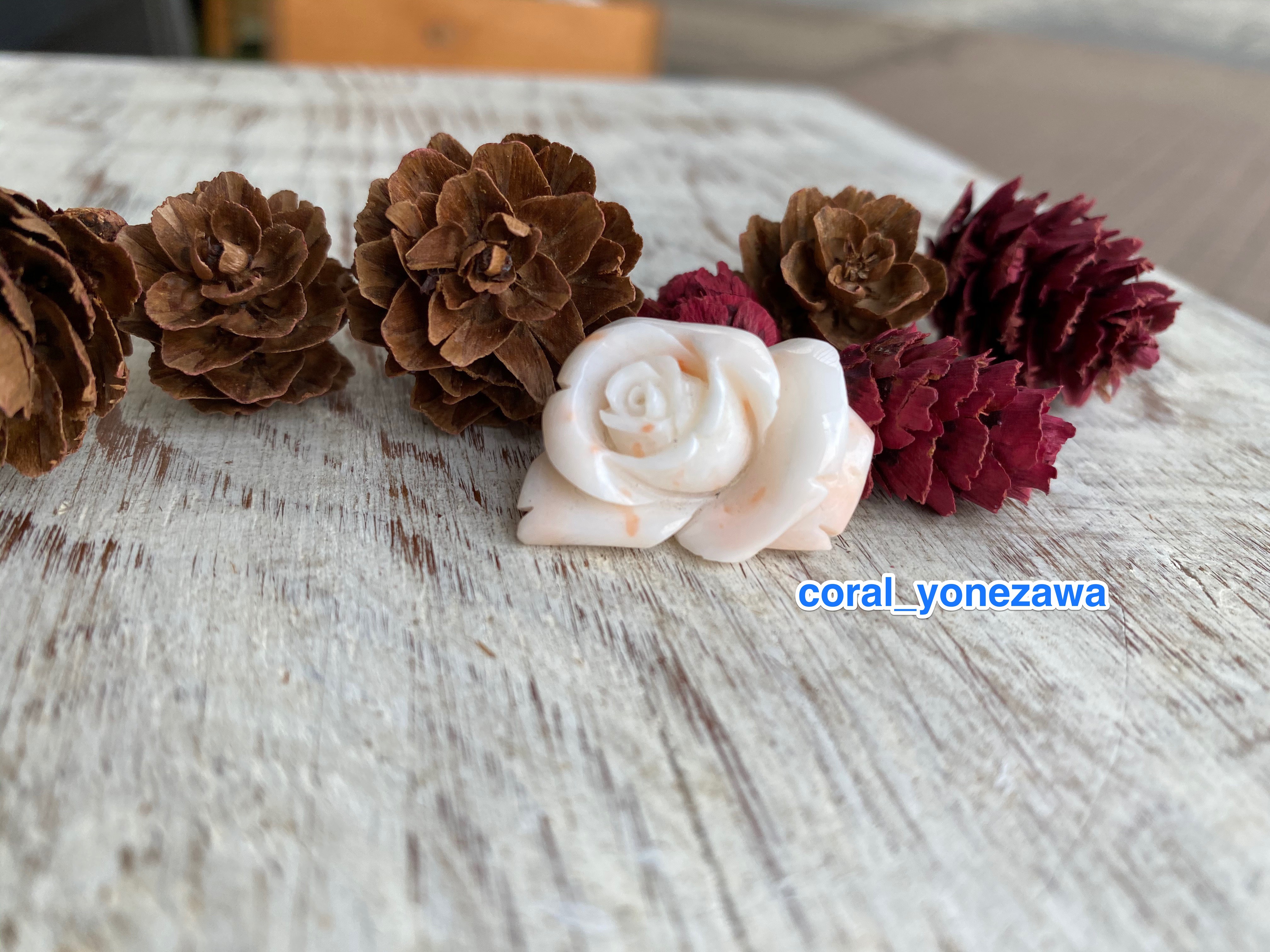 襟元やスカーフ留にも…珊瑚の薔薇一輪❀︎プチブローチ・ピンタック