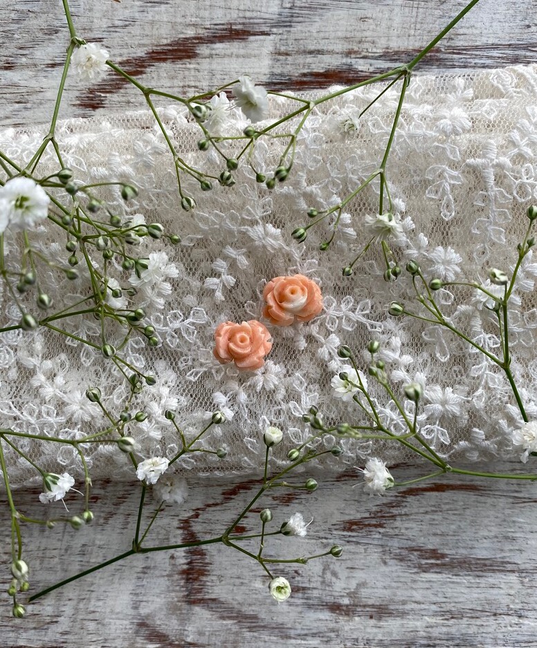 淡いオレンジ色・モモイロサンゴ〜Rose〜サンゴチタンピアス