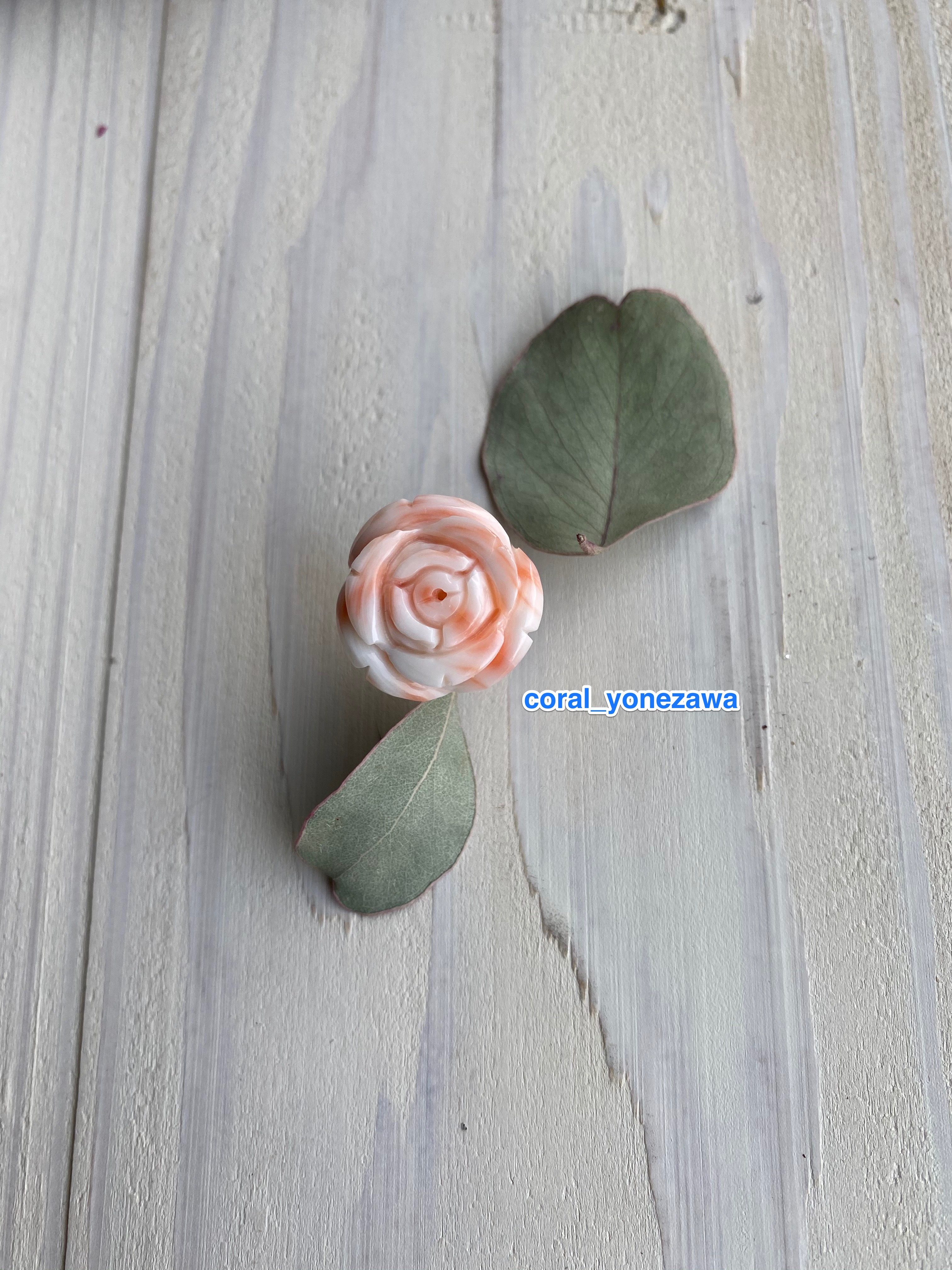 プチ・ブローチ…珊瑚のローズ彫刻ピンタック