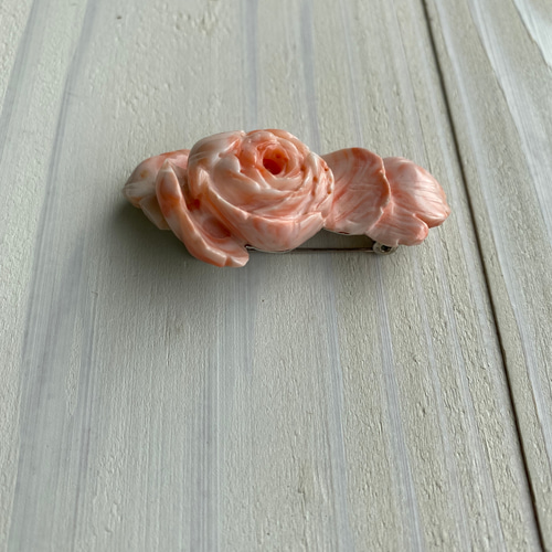 ヴィンテージブローチ 白珊瑚 薔薇彫刻 ホワイトローズ サンゴ バラ 花 上品① ヴィンテージブローチ 白珊瑚 薔薇彫刻 ホワイトローズ サンゴ