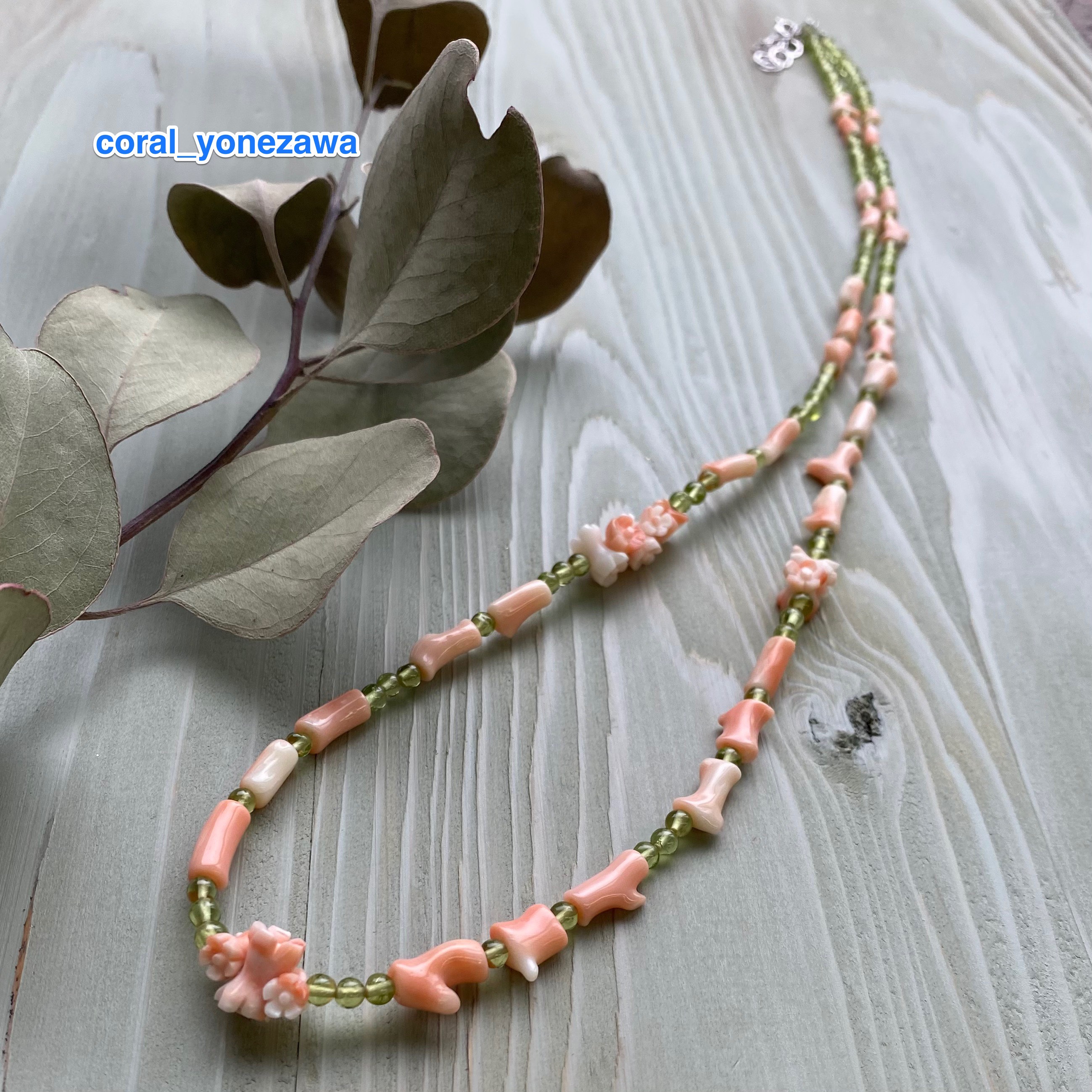 若草色のペリドットとキュートなピンク色のモモイロサンゴネックレス
