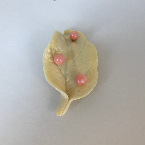 オリジナルブローチ・珊瑚玉付きラクト樹脂の木の葉　① 9枚目の画像