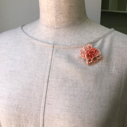 ピンク珊瑚で花編みブローチ・アウトレット 3枚目の画像