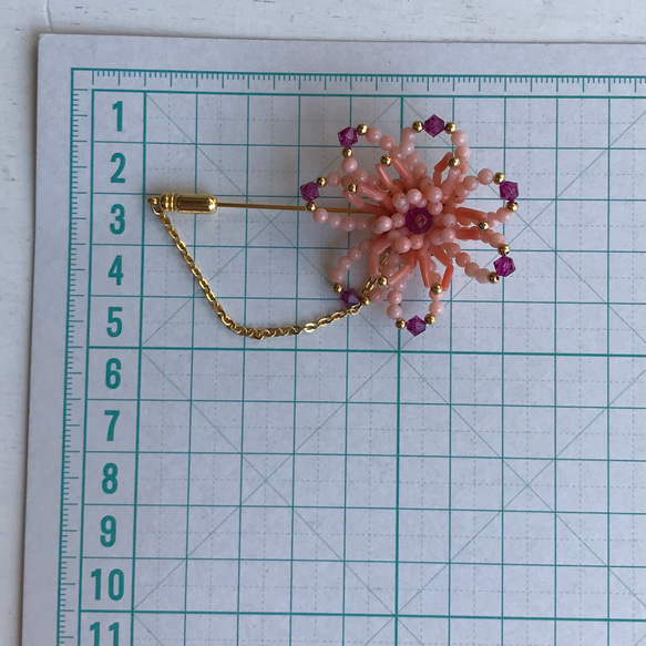 ピンク珊瑚花編みピンブローチ・ビーズ入り（アウトレット） 10枚目の画像