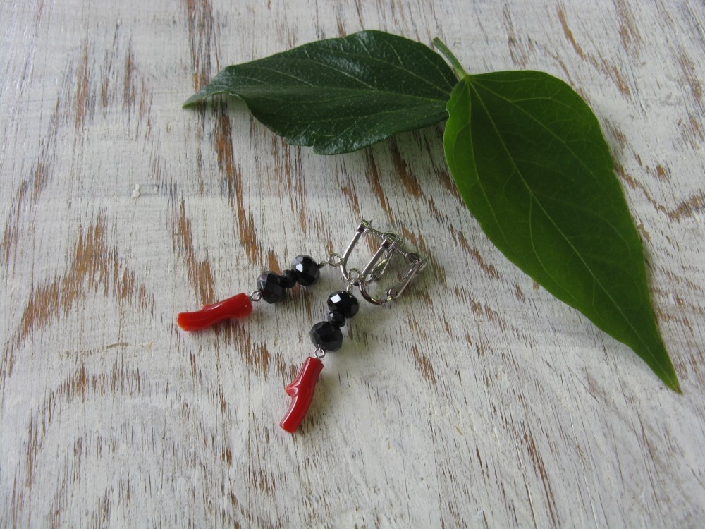 土佐沖の赤珊瑚＆ブラックスピネル　おしゃれイヤリング