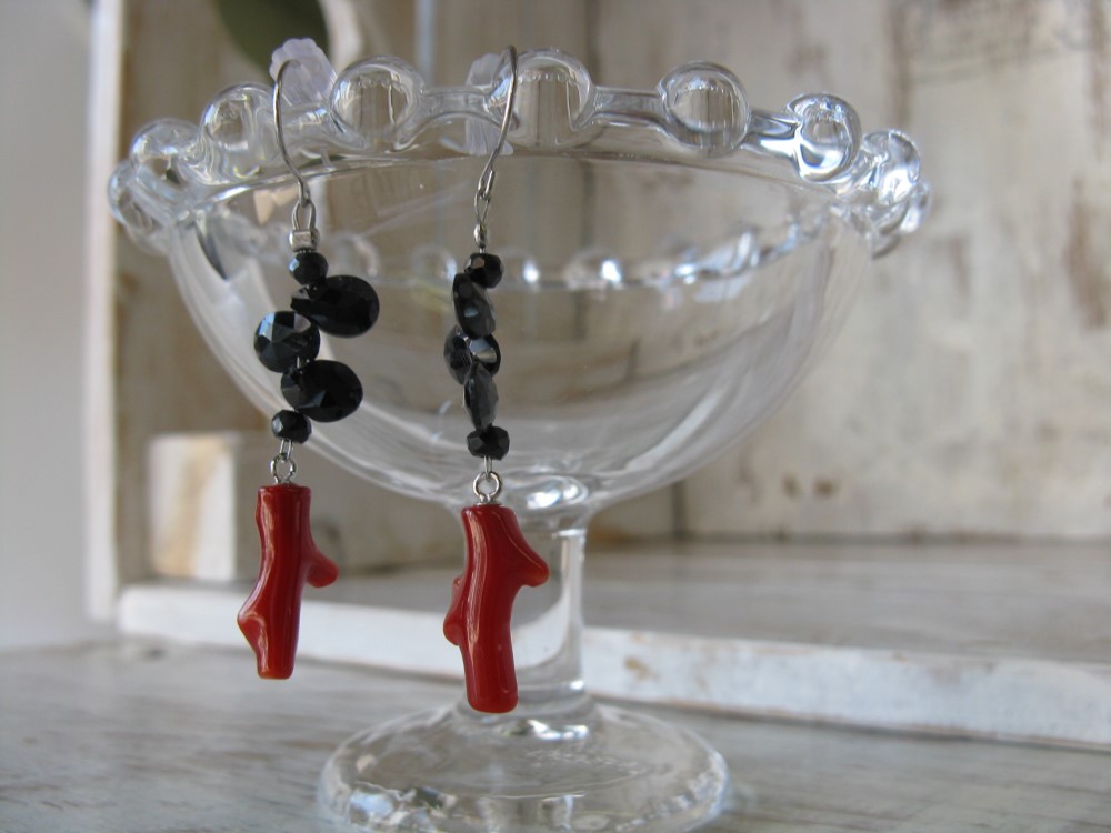 ブラックスピネル＆土佐沖赤珊瑚　オリジナルデザインピアス　一品もの♪