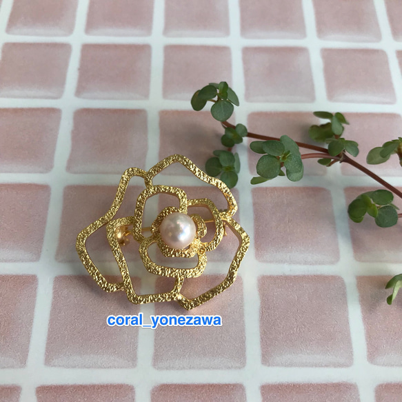 【母の日プレゼント好適品】可愛らしいサイズの本真珠ブローチ〜ローズ〜 1枚目の画像