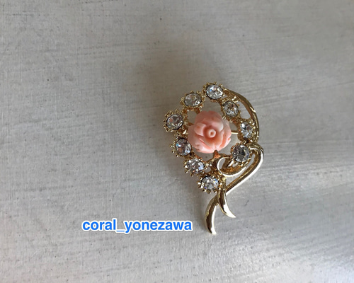 珊瑚ブローチ❀︎カワイイがギュッと詰まったフラワーブローチ