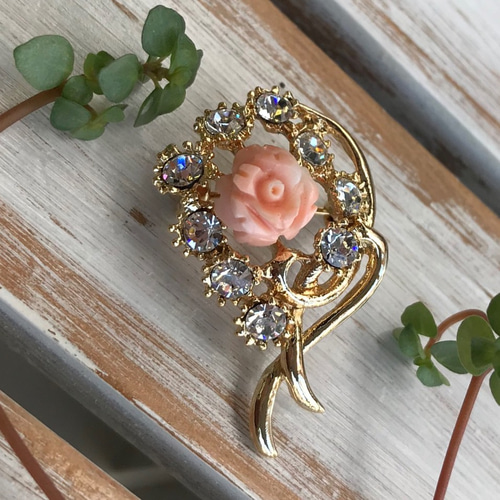 珊瑚ブローチ❀︎カワイイがギュッと詰まったフラワーブローチ