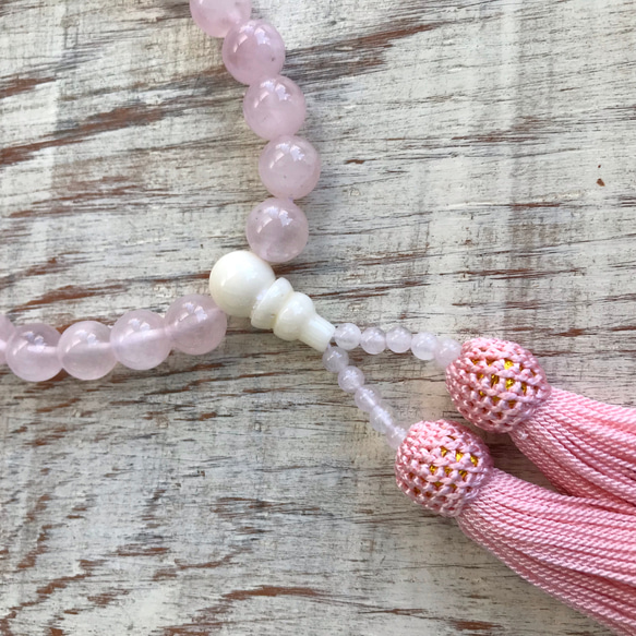 可愛らしいお数珠の登場です・ピンク・ローズクォーツにピンク色房・魅力の約10ミリ玉 4枚目の画像