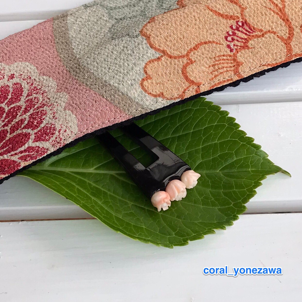 浴衣に珊瑚の花かんざし