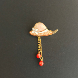 ミニサイズ・帽子デザインのキュートなブローチ【珊瑚付き】 2枚目の画像