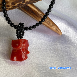 【印象派】赤と黒・珊瑚とブラックカラー天然石オリジナルデザインネックレス 1枚目の画像