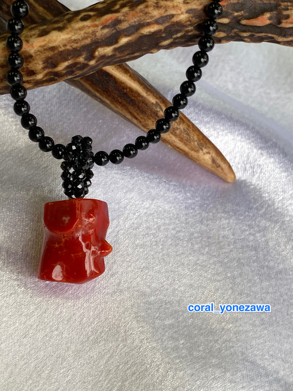 【印象派】赤と黒・珊瑚とブラックカラー天然石オリジナルデザインネックレス 1枚目の画像