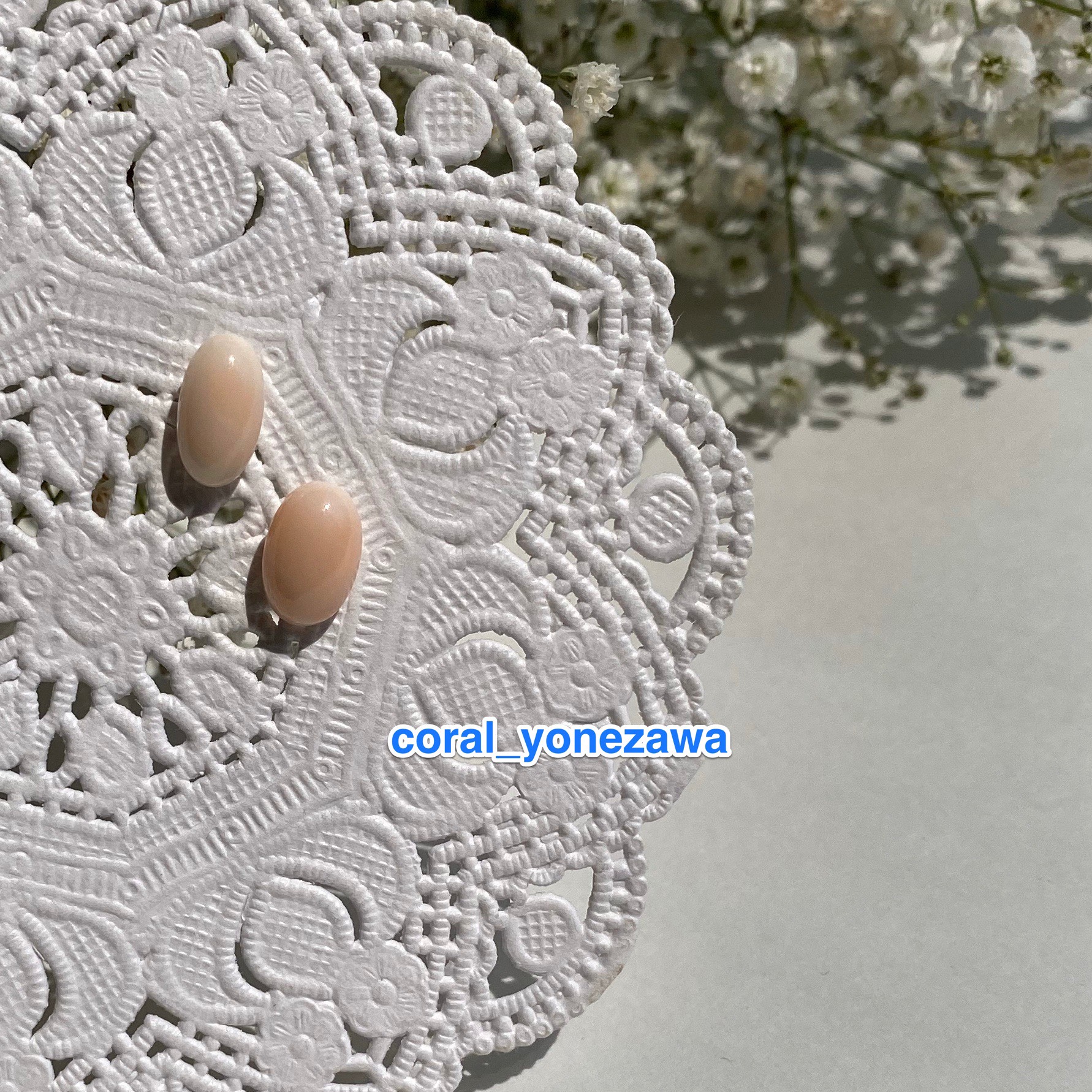 優しいカラーが印象的なモモイロサンゴピアス