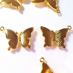 蝶々のレジンフレーム　ミール皿ゴールド(4個) カン付きセッティング 102UV137 3枚目の画像