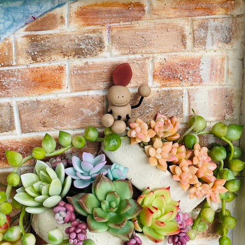 多肉ウォールアート♡多肉植物アレンジ♪樹脂粘土多肉 割れ鉢 レンガ調