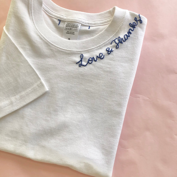 ☆受注制作 Love & Thanks 手刺繍Tシャツ ＊ロイヤルブルー×白T＊刺繍箇所:首元 2枚目の画像