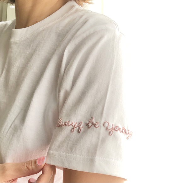 ☆受注制作 always be yourself 手刺繍Tシャツ ＊くすみピンク×白T＊刺繍箇所:袖 1枚目の画像