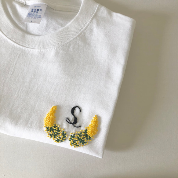 【手刺繍】受注制作 ミモザ×イニシャルオーダー刺繍Tシャツ　刺繍箇所:胸 1枚目の画像