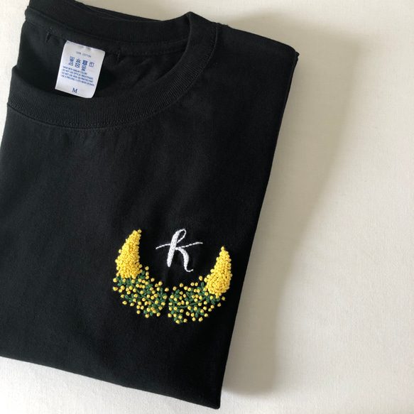 【手刺繍】受注制作 ミモザ×イニシャルオーダー刺繍Tシャツ　刺繍箇所:胸 2枚目の画像